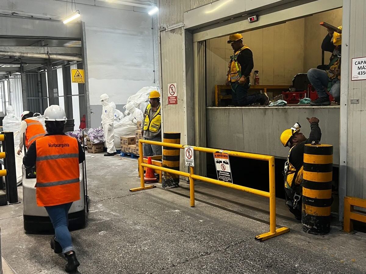 mantenimiento en elevador de carga industrial3 (henkel)